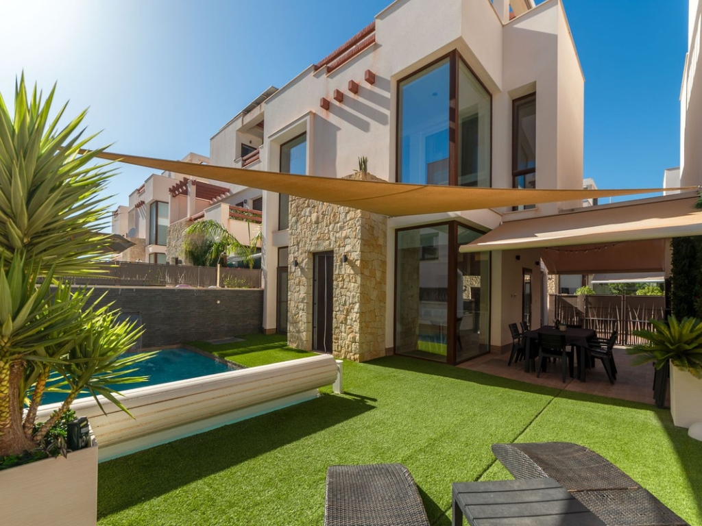 3 Bedroom 3 Bathroom House - Detached Villa in Rojales