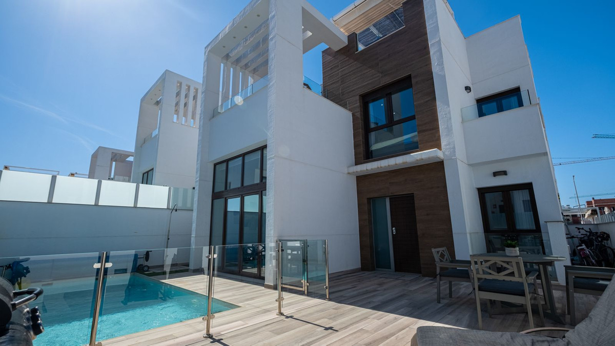 For sale - 3 Bedroom 4 Bathroom House - Detached Villa in Orihuela - Los Balcones  - Alicante