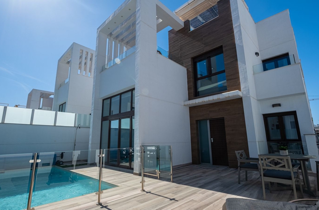 3 Bedroom 4 Bathroom House - Detached Villa in Orihuela