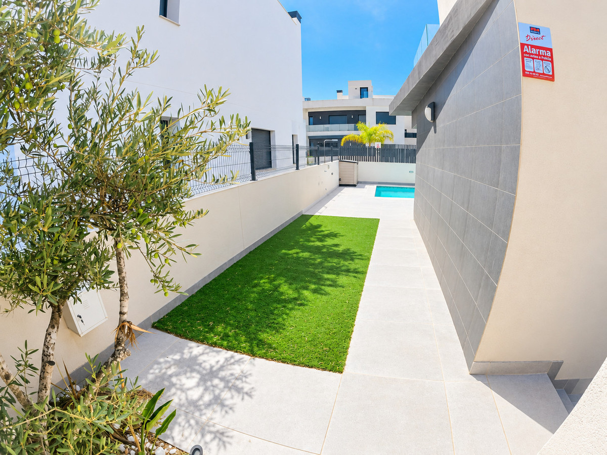 For sale - 4 Bedroom 3 Bathroom House - Detached Villa in Algorfa - La Finca Golf  - Alicante