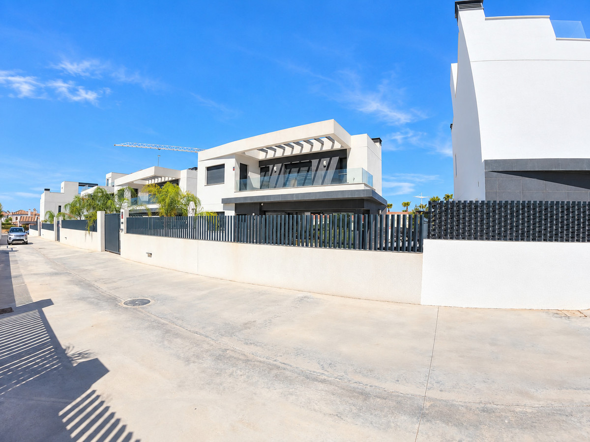 For sale - 4 Bedroom 3 Bathroom House - Detached Villa in Algorfa - La Finca Golf  - Alicante
