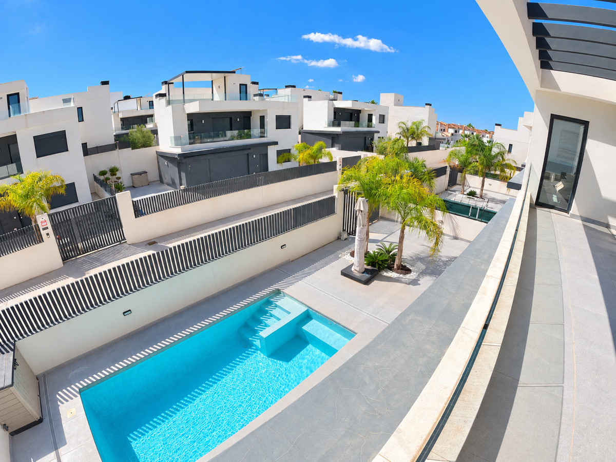 For sale - 4 Bedroom 3 Bathroom House - Detached Villa in Algorfa - La Finca Golf  - Alicante