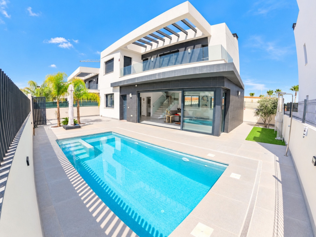 4 Bedroom 3 Bathroom House - Detached Villa in Algorfa