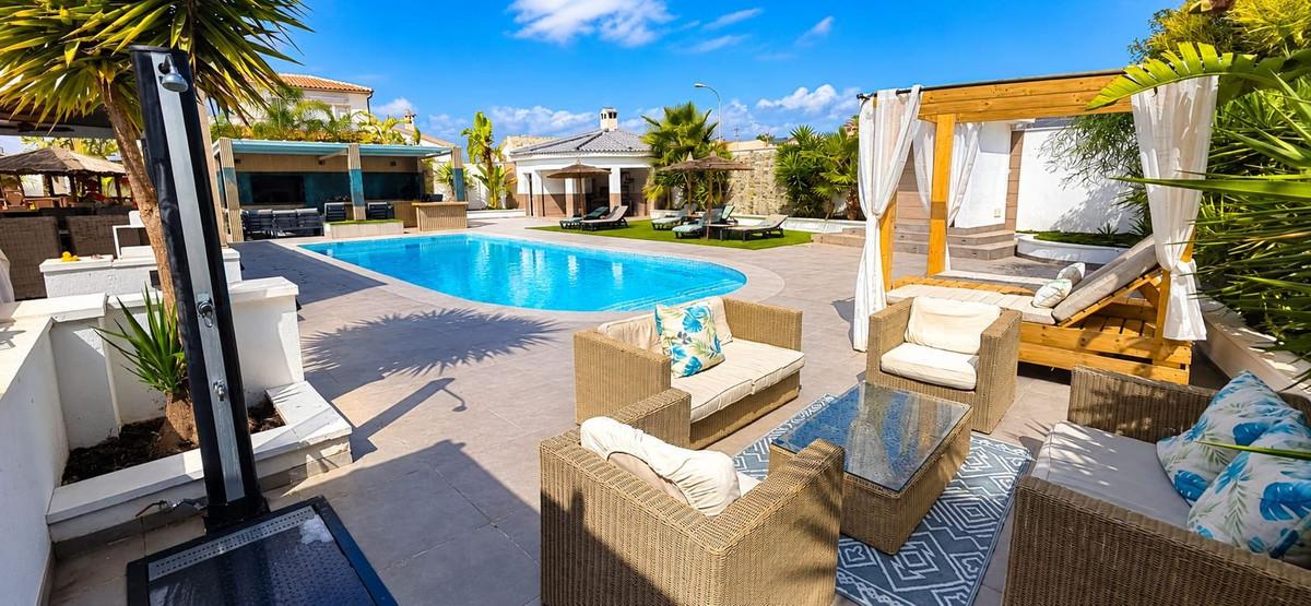 For sale - 5 Bedroom 3 Bathroom House - Detached Villa in Torrevieja - Torrevieja Centro  - Alicante