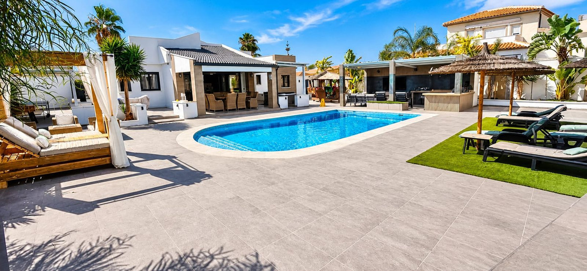 For sale - 5 Bedroom 3 Bathroom House - Detached Villa in Torrevieja - Torrevieja Centro  - Alicante