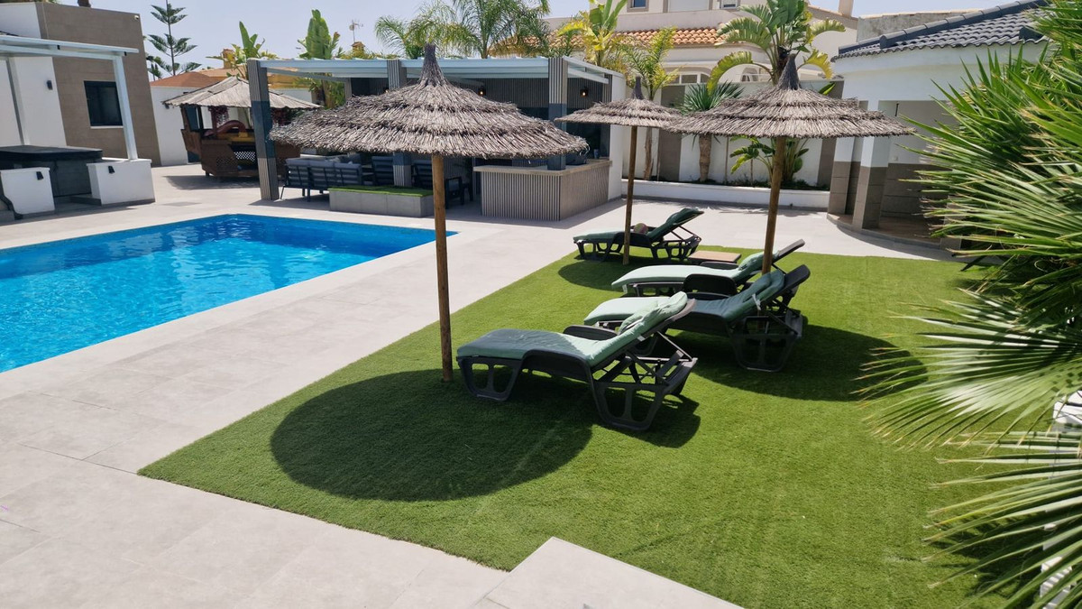 For sale - 5 Bedroom 3 Bathroom House - Detached Villa in Torrevieja - Torrevieja Centro  - Alicante