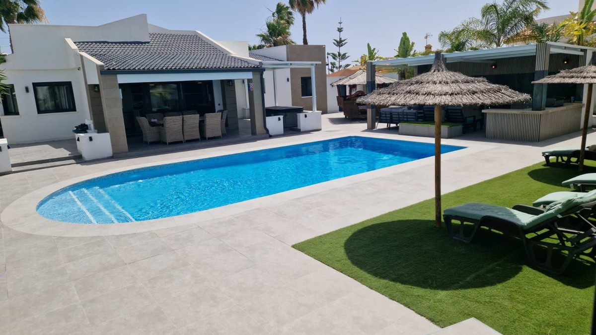 For sale - 5 Bedroom 3 Bathroom House - Detached Villa in Torrevieja - Torrevieja Centro  - Alicante