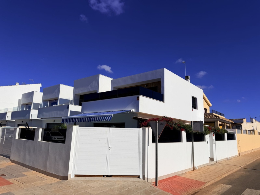 3 Bedroom 2 Bathroom House - Semi-Detached House in San Pedro del Pinatar