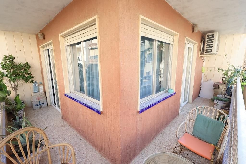For sale - 3 Bedroom 2 Bathroom Apartment - Middle Floor Apartment in Torrevieja - Torrevieja Centro  - Alicante
