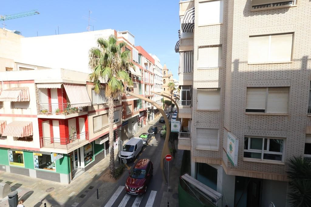 For sale - 3 Bedroom 2 Bathroom Apartment - Middle Floor Apartment in Torrevieja - Torrevieja Centro  - Alicante