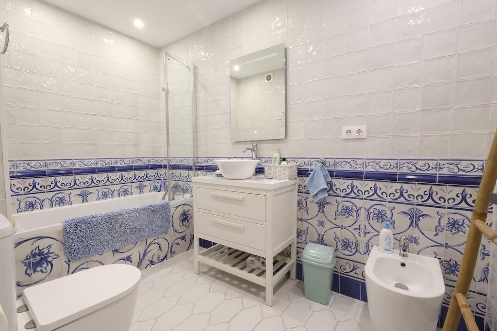 For sale - 3 Bedroom 2 Bathroom Apartment - Middle Floor Apartment in Torrevieja - Torrevieja Centro  - Alicante