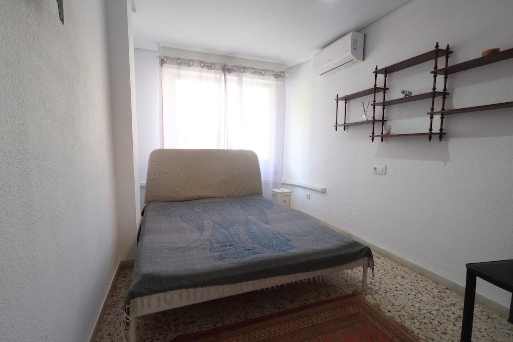 For sale - 3 Bedroom 2 Bathroom Apartment - Middle Floor Apartment in Torrevieja - Torrevieja Centro  - Alicante