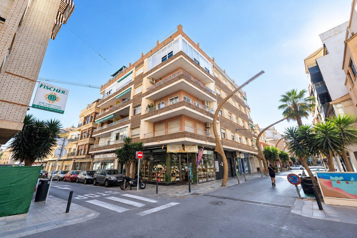 For sale - 3 Bedroom 2 Bathroom Apartment - Middle Floor Apartment in Torrevieja - Torrevieja Centro  - Alicante
