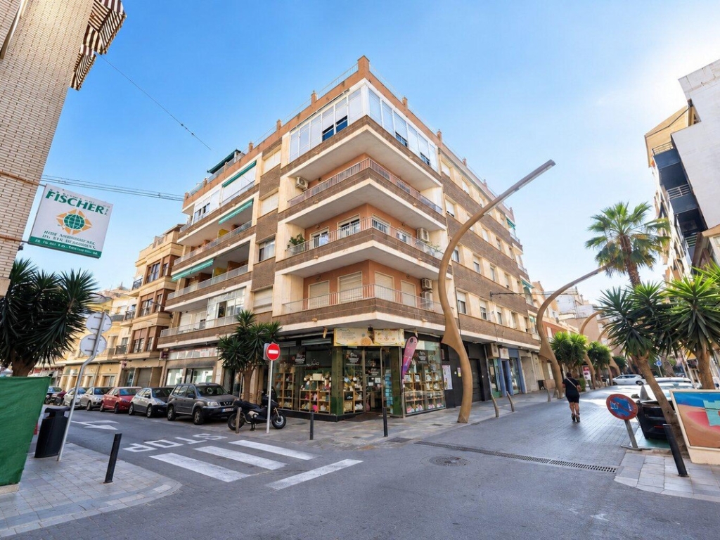 3 Bedroom 2 Bathroom Apartment - Middle Floor Apartment in Torrevieja
