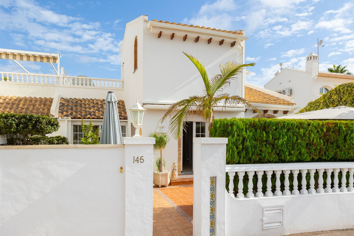 For sale - 3 Bedroom 2 Bathroom House - Detached Villa in Orihuela - Los Dolses  - Alicante