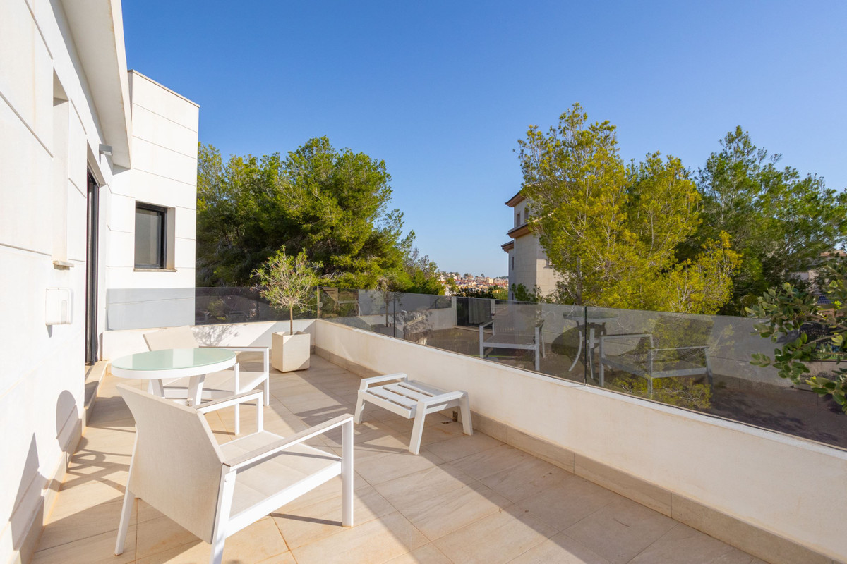 For sale - 3 Bedroom 4 Bathroom House - Detached Villa in Orihuela - Villamartin  - Alicante