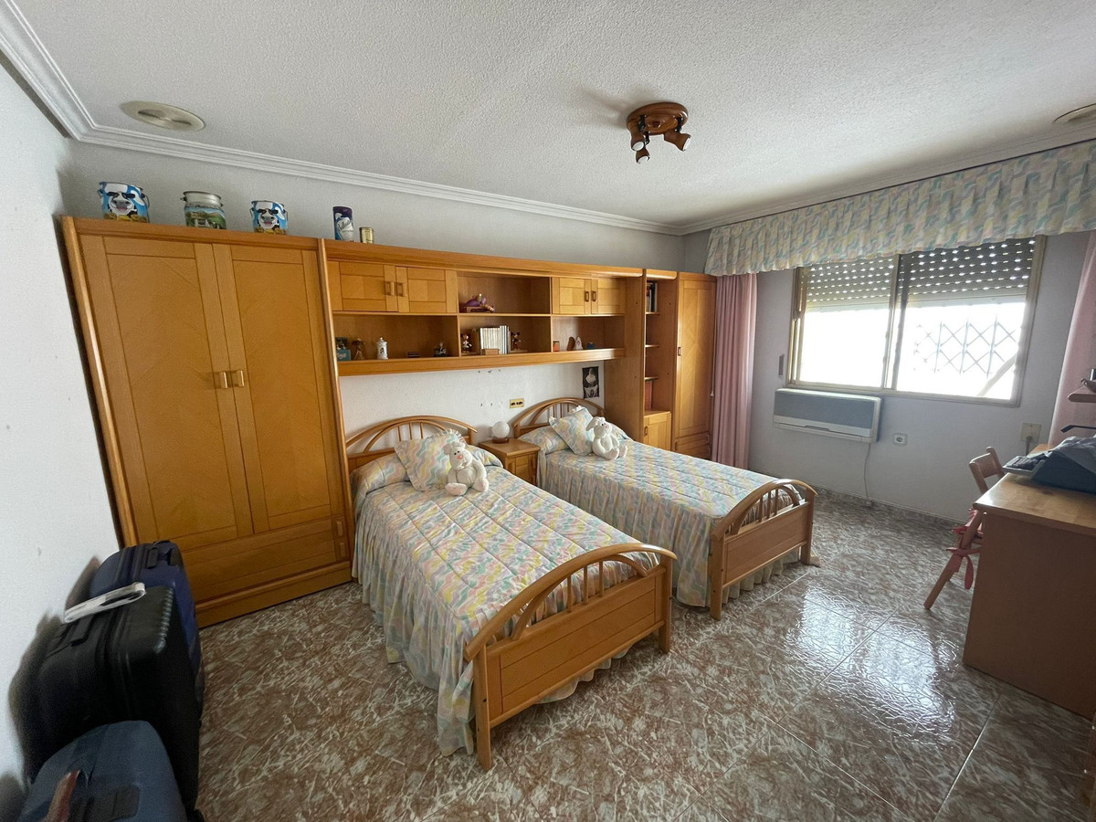 For sale - 4 Bedroom 2 Bathroom Apartment - Middle Floor Apartment in Torrevieja - Torrevieja Centro  - Alicante