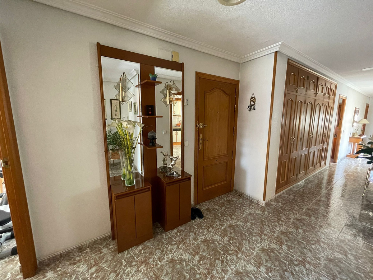 For sale - 4 Bedroom 2 Bathroom Apartment - Middle Floor Apartment in Torrevieja - Torrevieja Centro  - Alicante