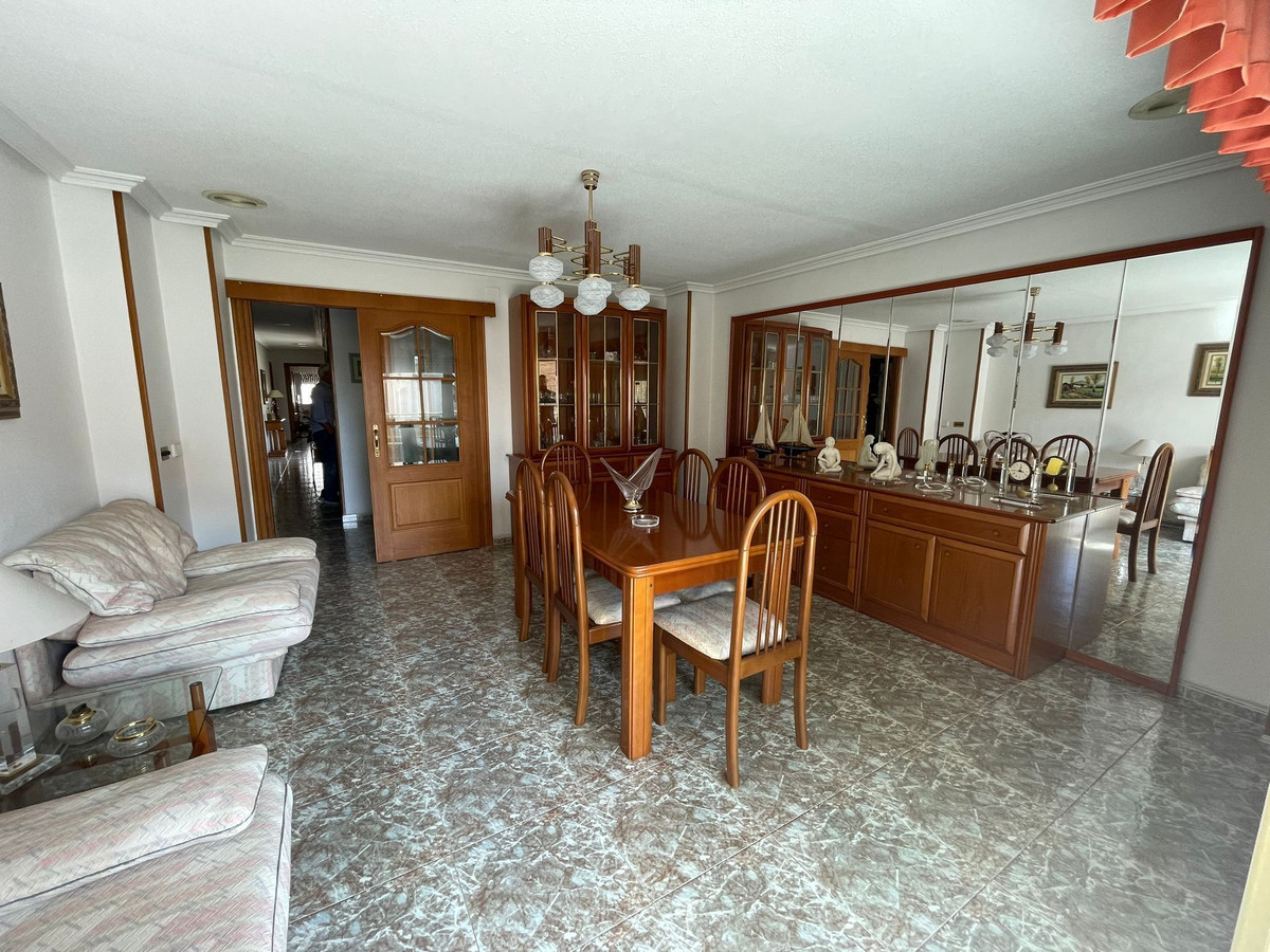 For sale - 4 Bedroom 2 Bathroom Apartment - Middle Floor Apartment in Torrevieja - Torrevieja Centro  - Alicante