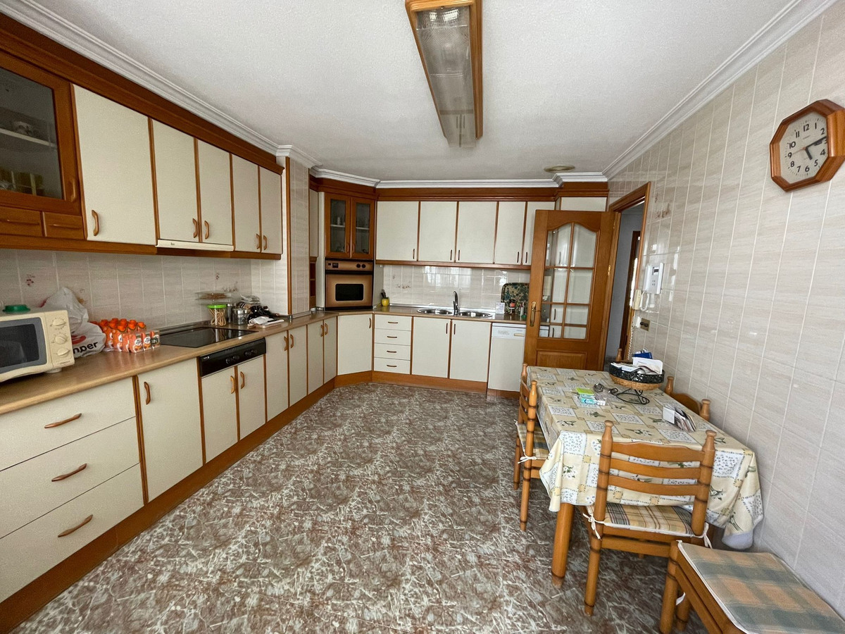 For sale - 4 Bedroom 2 Bathroom Apartment - Middle Floor Apartment in Torrevieja - Torrevieja Centro  - Alicante