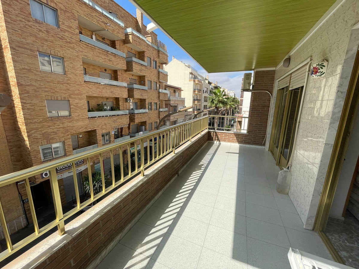 For sale - 4 Bedroom 2 Bathroom Apartment - Middle Floor Apartment in Torrevieja - Torrevieja Centro  - Alicante