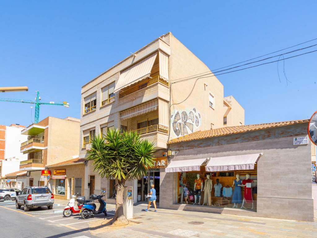 4 Bedroom 2 Bathroom Apartment - Middle Floor Apartment in Torrevieja