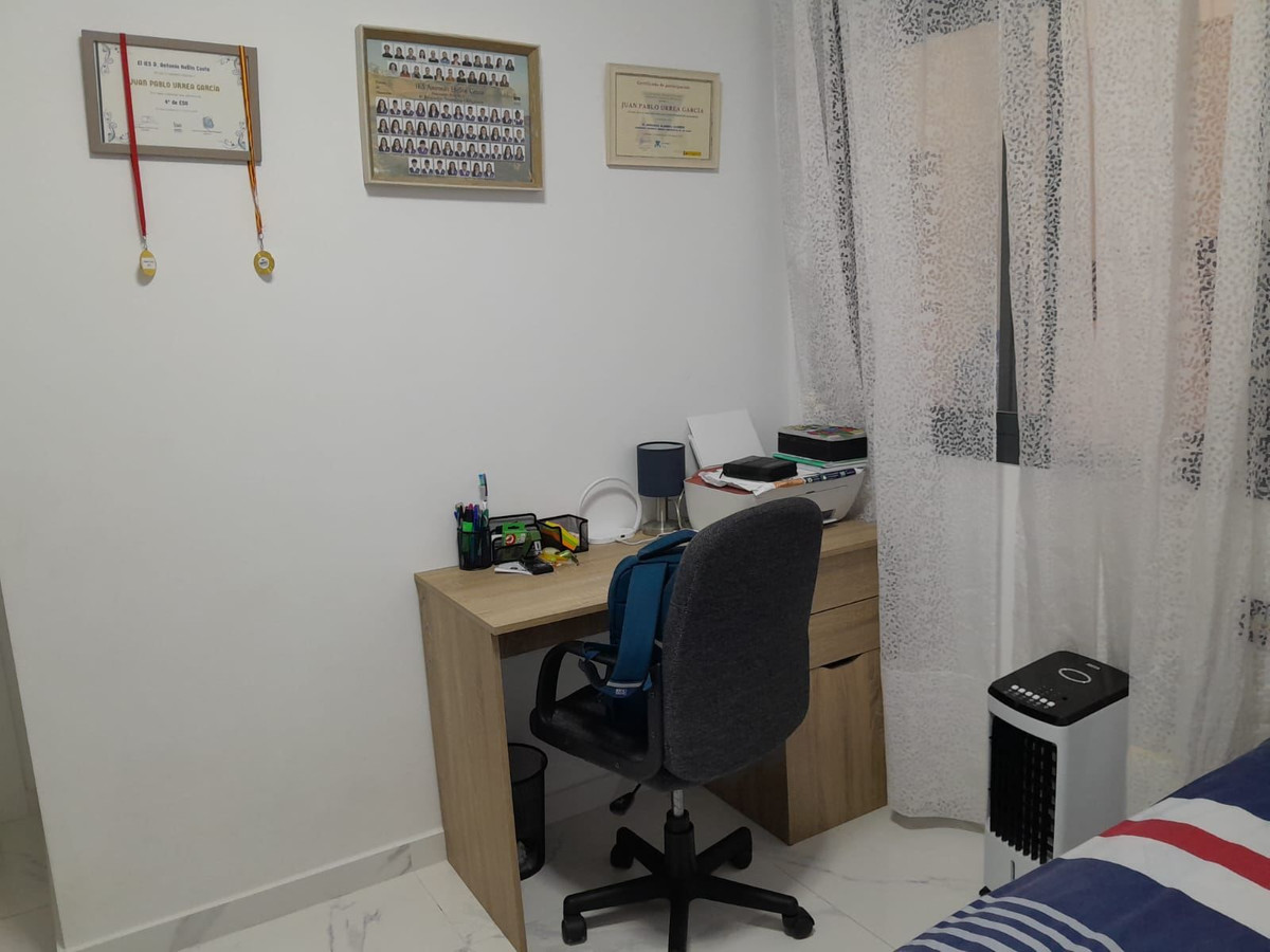 For sale - 3 Bedroom 2 Bathroom Apartment - Middle Floor Apartment in Torrevieja - Torrevieja Centro  - Alicante