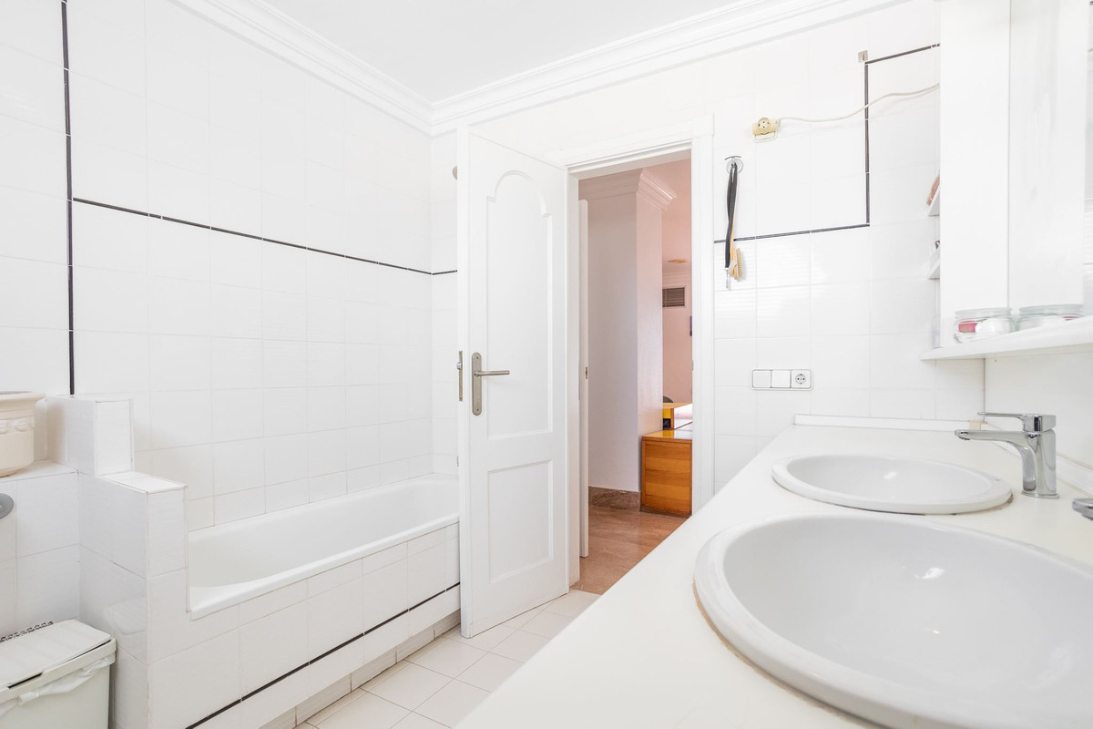 For sale - 4 Bedroom 4 Bathroom House - Detached Villa in Torrevieja - Torrevieja Centro  - Alicante