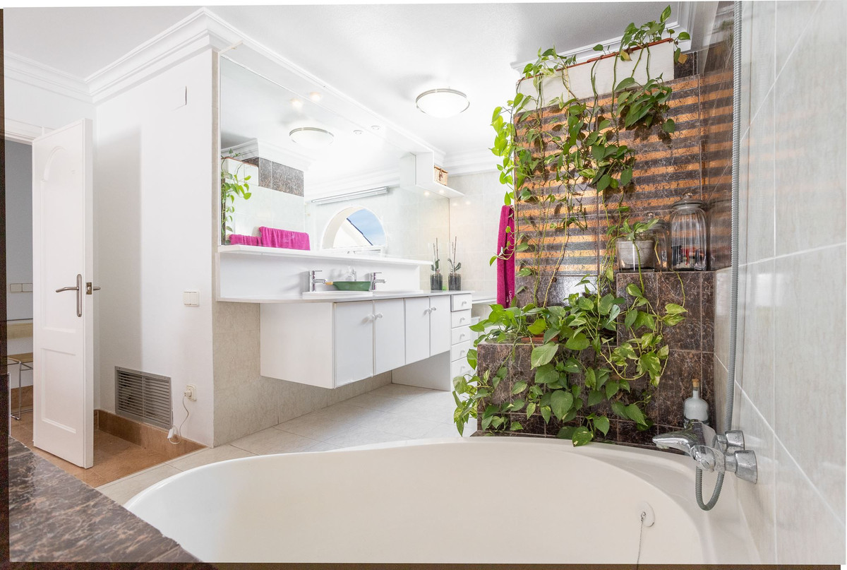 For sale - 4 Bedroom 4 Bathroom House - Detached Villa in Torrevieja - Torrevieja Centro  - Alicante