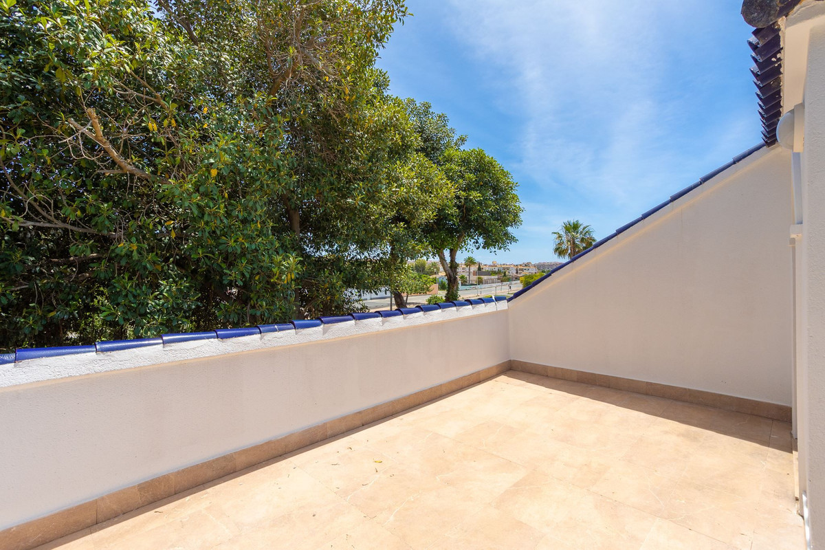 For sale - 4 Bedroom 4 Bathroom House - Detached Villa in Torrevieja - Torrevieja Centro  - Alicante