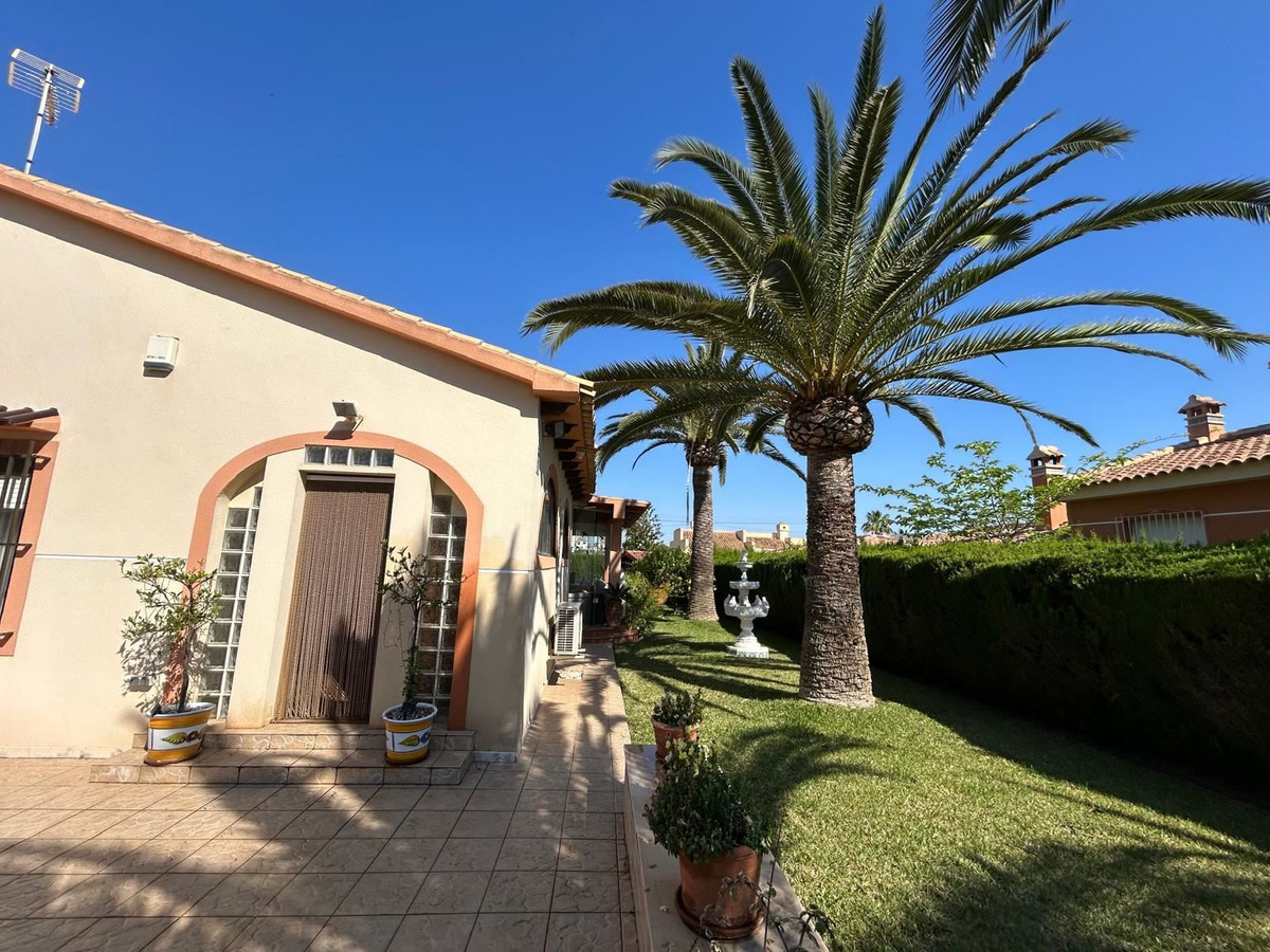 For sale - 3 Bedroom 3 Bathroom House - Detached Villa in Orihuela - Cabo Roig  - Alicante