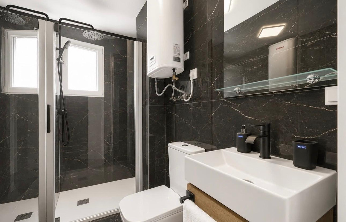 For sale - 3 Bedroom 2 Bathroom Apartment - Middle Floor Apartment in Torrevieja - Torrevieja Centro  - Alicante