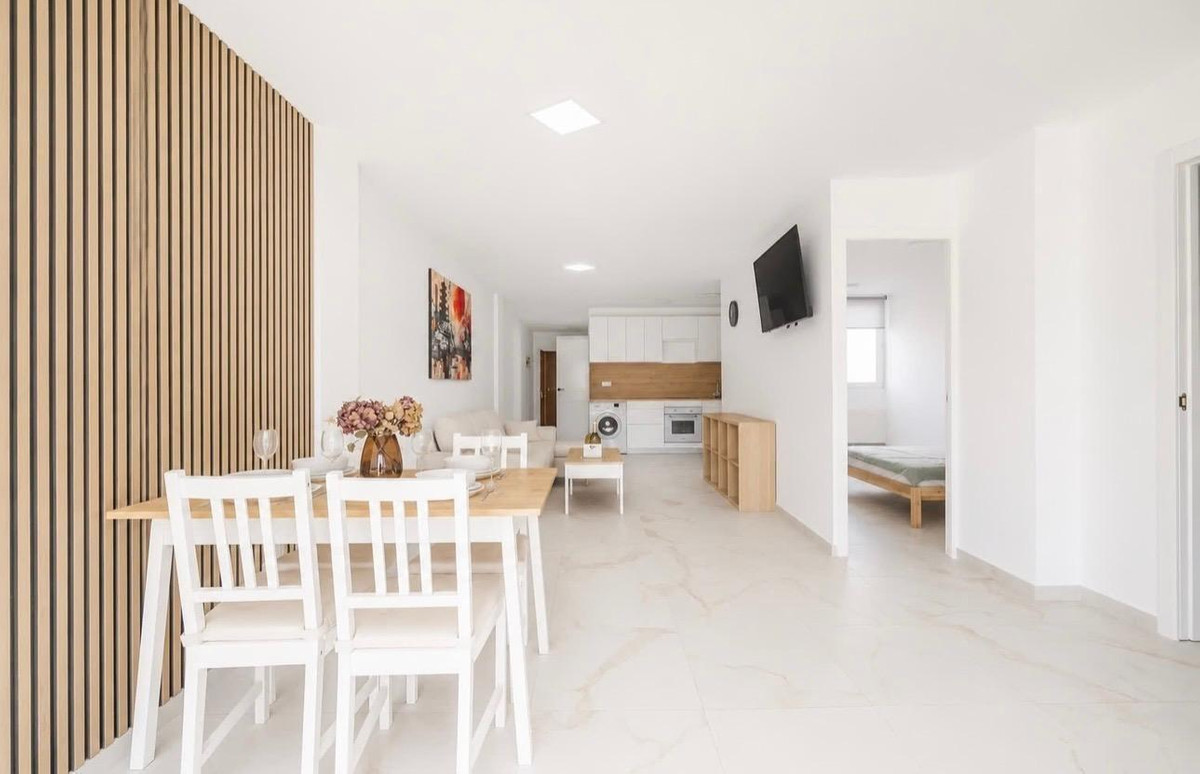 For sale - 3 Bedroom 2 Bathroom Apartment - Middle Floor Apartment in Torrevieja - Torrevieja Centro  - Alicante
