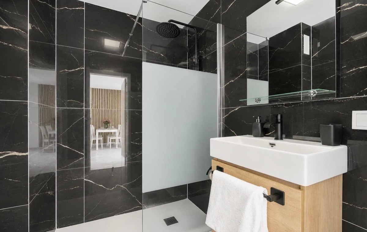 For sale - 3 Bedroom 2 Bathroom Apartment - Middle Floor Apartment in Torrevieja - Torrevieja Centro  - Alicante