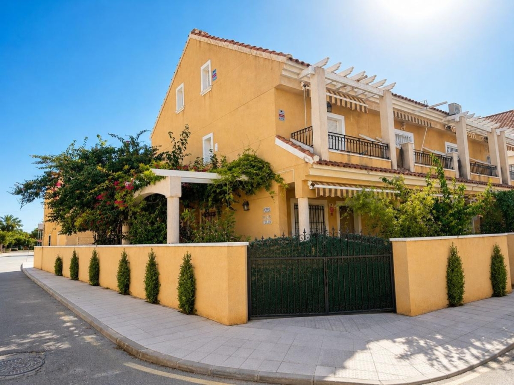 4 Bedroom 3 Bathroom House - Townhouse in Pilar de la Horadada