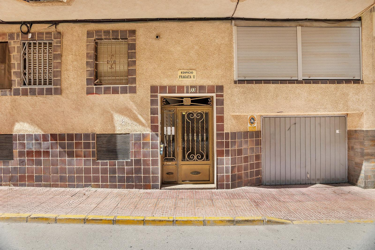 For sale - 3 Bedroom 1 Bathroom Apartment - Middle Floor Apartment in Torrevieja - Playa de los Locos  - Alicante
