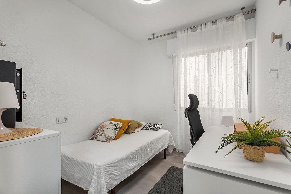 For sale - 3 Bedroom 1 Bathroom Apartment - Middle Floor Apartment in Torrevieja - Playa de los Locos  - Alicante