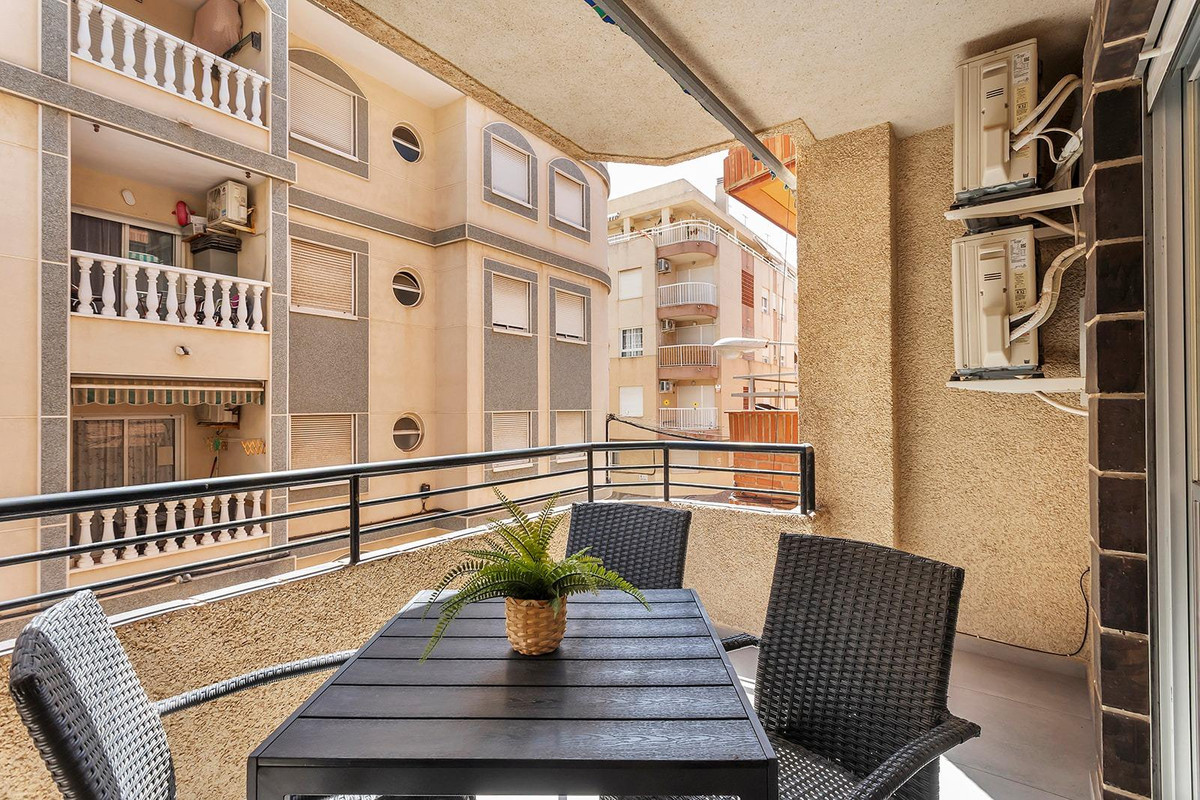 For sale - 3 Bedroom 1 Bathroom Apartment - Middle Floor Apartment in Torrevieja - Playa de los Locos  - Alicante