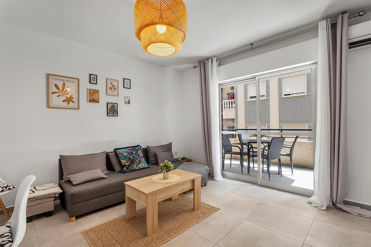 For sale - 3 Bedroom 1 Bathroom Apartment - Middle Floor Apartment in Torrevieja - Playa de los Locos  - Alicante