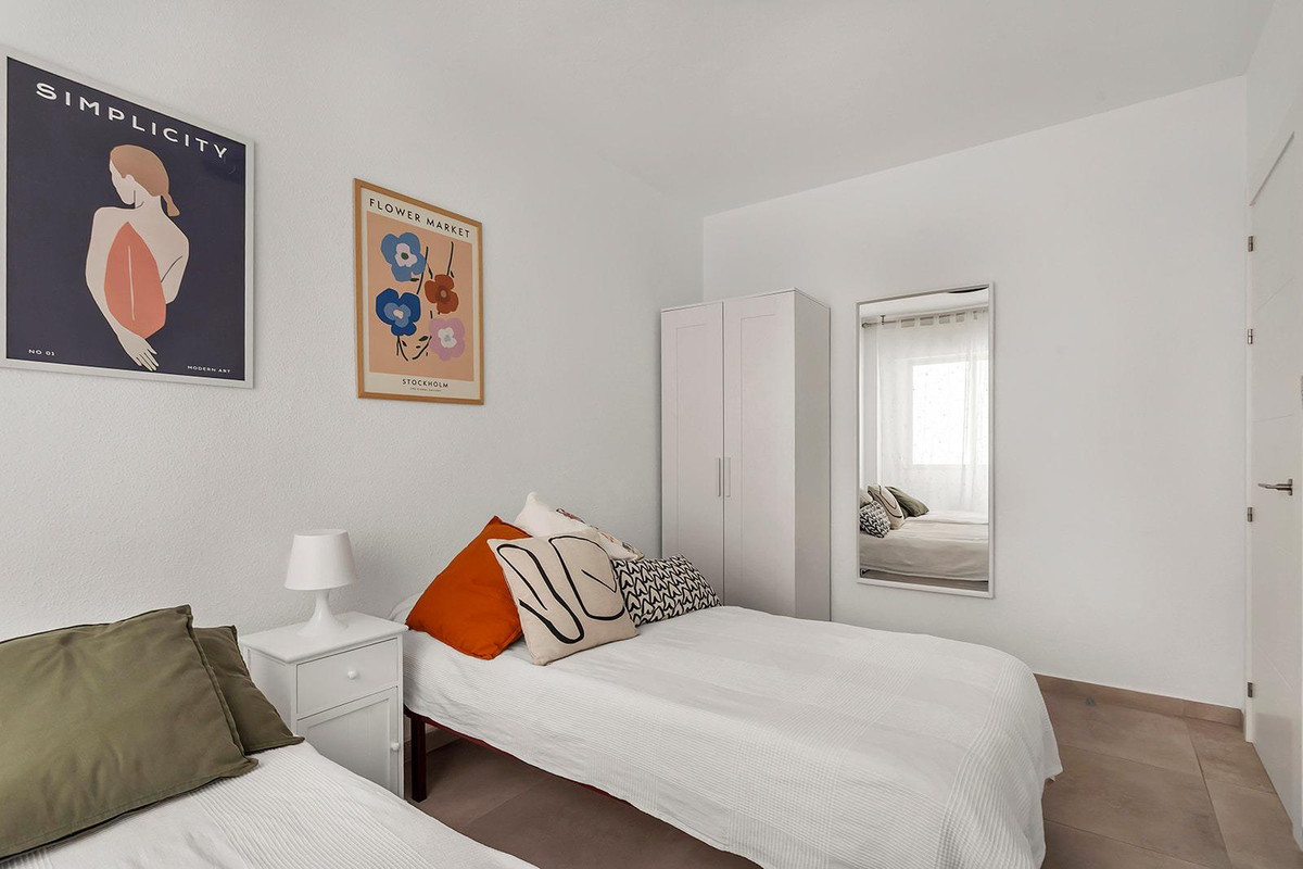 For sale - 3 Bedroom 1 Bathroom Apartment - Middle Floor Apartment in Torrevieja - Playa de los Locos  - Alicante