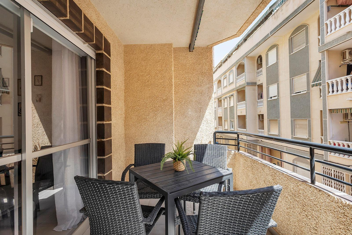 For sale - 3 Bedroom 1 Bathroom Apartment - Middle Floor Apartment in Torrevieja - Playa de los Locos  - Alicante