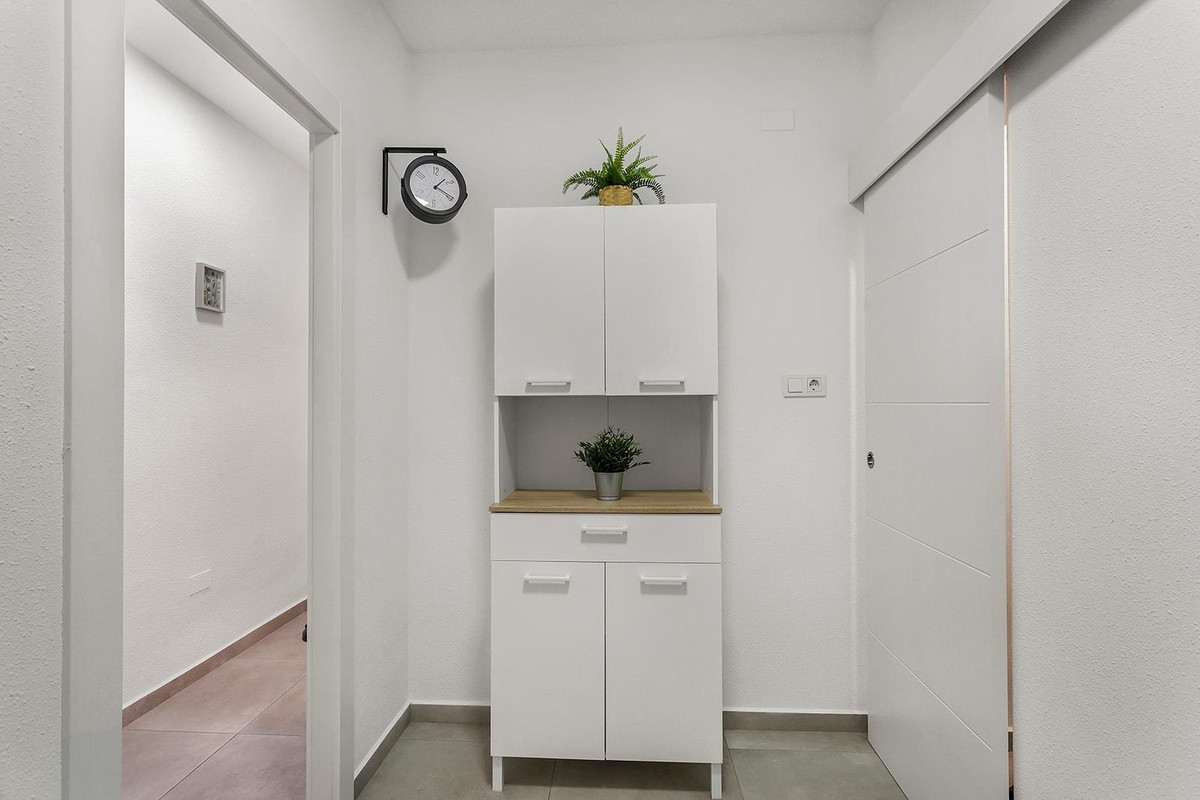 For sale - 3 Bedroom 1 Bathroom Apartment - Middle Floor Apartment in Torrevieja - Playa de los Locos  - Alicante