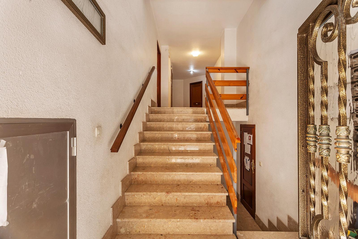 For sale - 3 Bedroom 1 Bathroom Apartment - Middle Floor Apartment in Torrevieja - Playa de los Locos  - Alicante