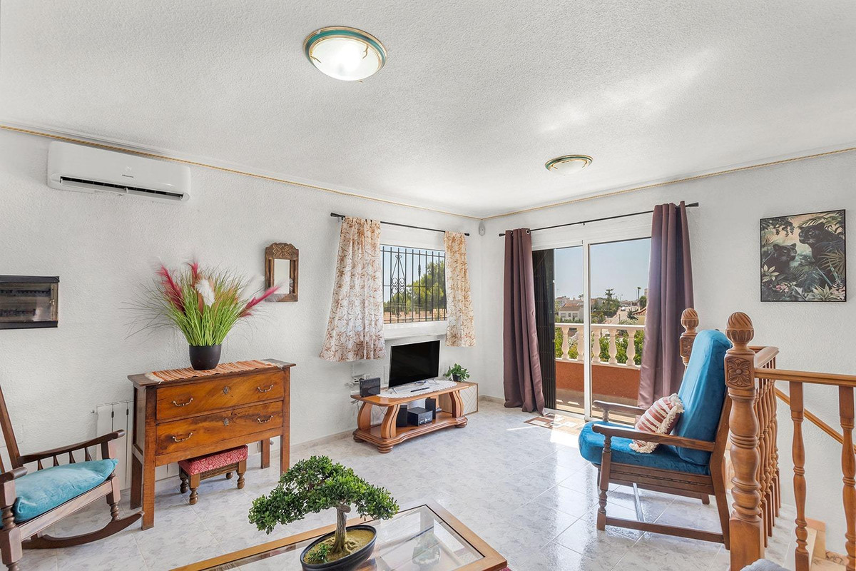 For sale - 4 Bedroom 3 Bathroom House - Detached Villa in Torrevieja - Torrevieja Centro  - Alicante