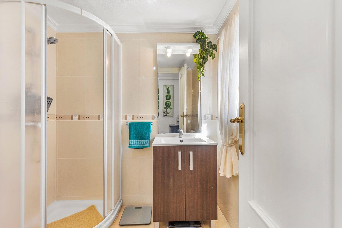 For sale - 4 Bedroom 3 Bathroom House - Detached Villa in Torrevieja - Torrevieja Centro  - Alicante
