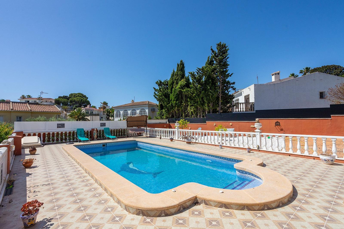 For sale - 4 Bedroom 3 Bathroom House - Detached Villa in Torrevieja - Torrevieja Centro  - Alicante