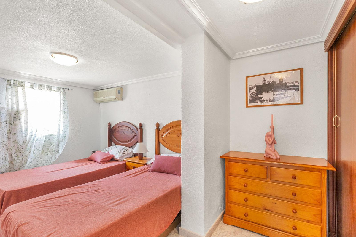 For sale - 4 Bedroom 3 Bathroom House - Detached Villa in Torrevieja - Torrevieja Centro  - Alicante