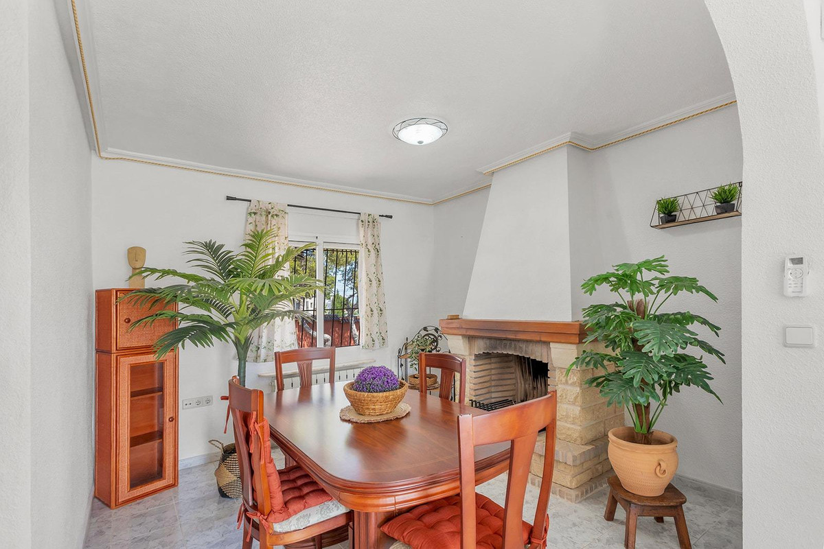 For sale - 4 Bedroom 3 Bathroom House - Detached Villa in Torrevieja - Torrevieja Centro  - Alicante