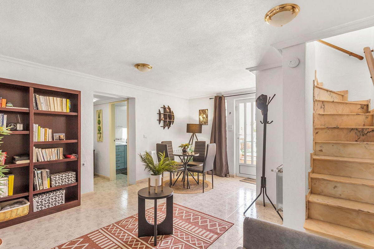For sale - 4 Bedroom 3 Bathroom House - Detached Villa in Torrevieja - Torrevieja Centro  - Alicante