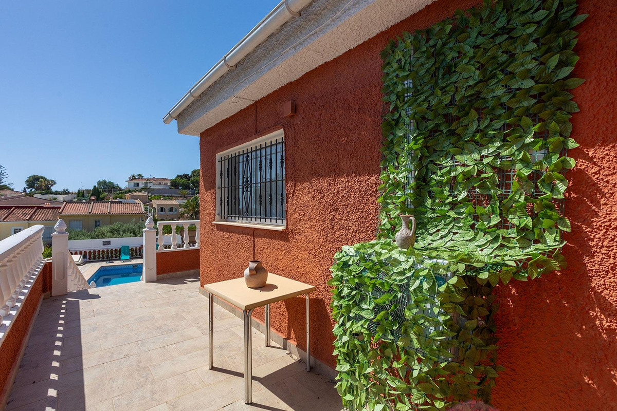 For sale - 4 Bedroom 3 Bathroom House - Detached Villa in Torrevieja - Torrevieja Centro  - Alicante